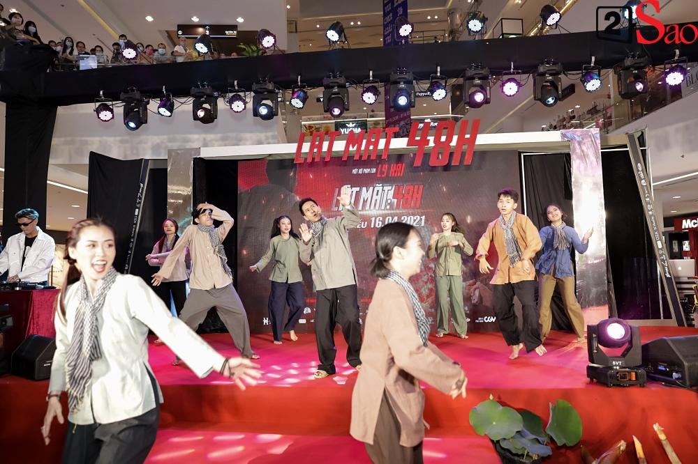 Lý Hải mặc áo bà ba, đi dép tổ ong, đạp xe lôi lên thảm đỏ Lật Mặt-4