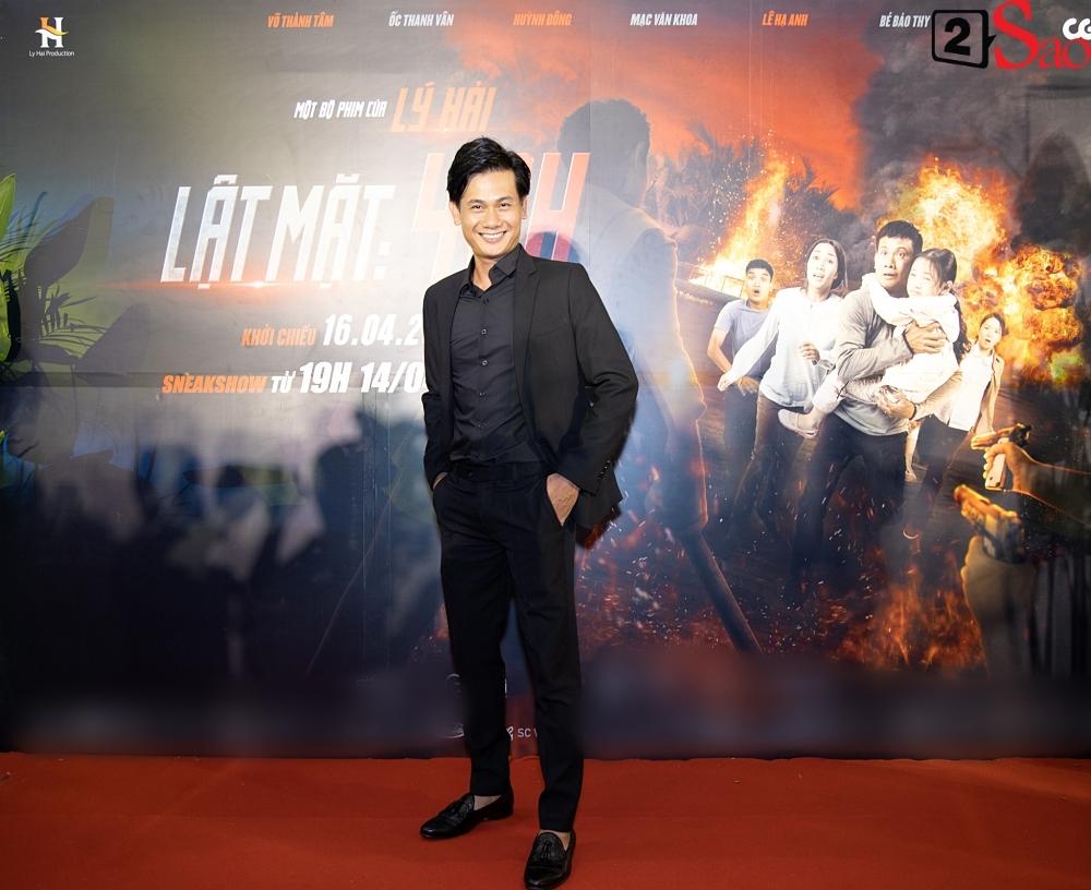 Lý Hải mặc áo bà ba, đi dép tổ ong, đạp xe lôi lên thảm đỏ Lật Mặt-5