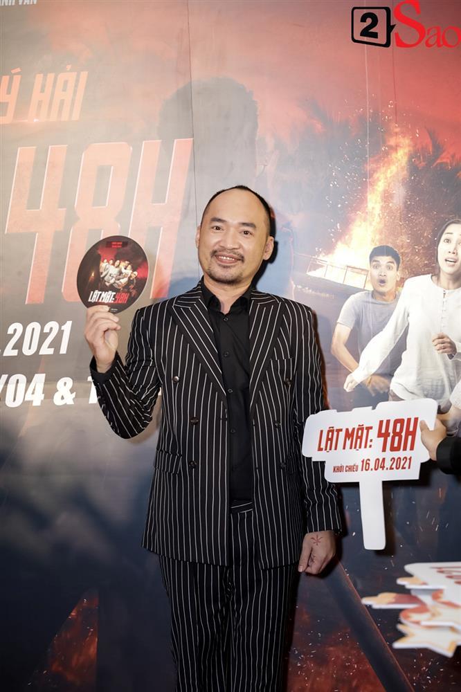 Lý Hải mặc áo bà ba, đi dép tổ ong, đạp xe lôi lên thảm đỏ Lật Mặt-9