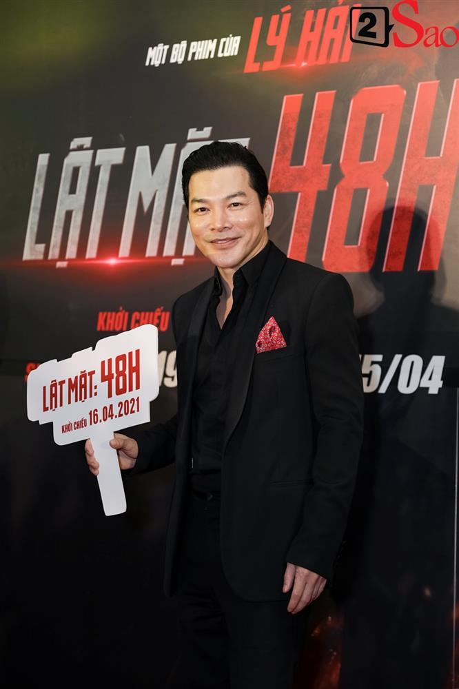 Lý Hải mặc áo bà ba, đi dép tổ ong, đạp xe lôi lên thảm đỏ Lật Mặt-10