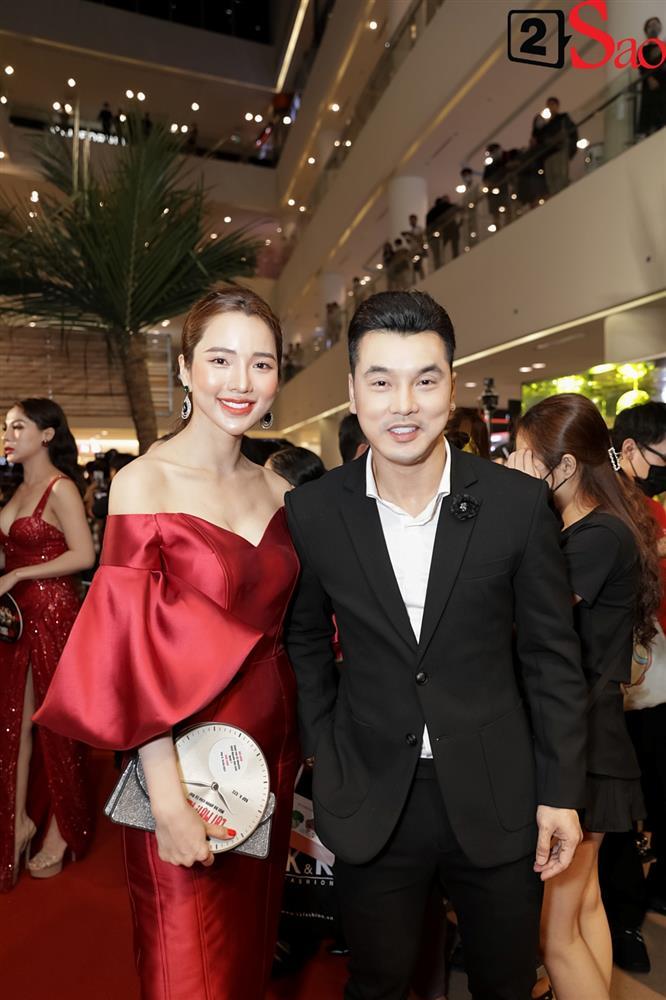 Lý Hải mặc áo bà ba, đi dép tổ ong, đạp xe lôi lên thảm đỏ Lật Mặt-13