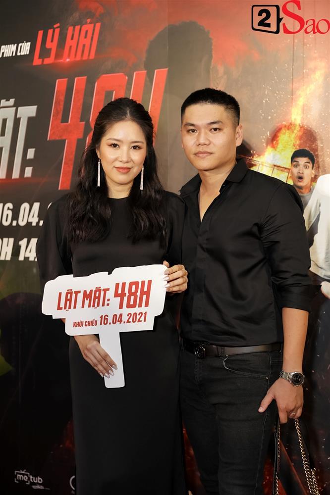 Lý Hải mặc áo bà ba, đi dép tổ ong, đạp xe lôi lên thảm đỏ Lật Mặt-15