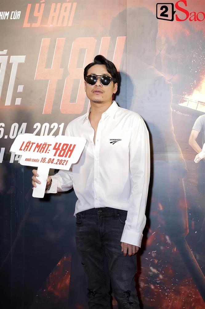 Lý Hải mặc áo bà ba, đi dép tổ ong, đạp xe lôi lên thảm đỏ Lật Mặt-16