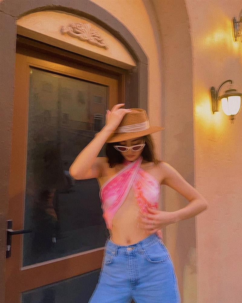 Lương Thùy Linh bị dọa đánh vì quấn khăn làm áo lộ chân ngực sexy-3