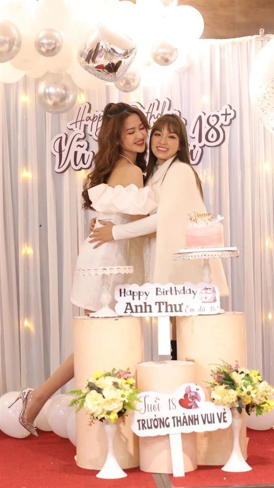 Gái xinh Yên Bái khoe bố mẹ siêu trẻ, ra đường toàn bị nhầm 3 anh em-2