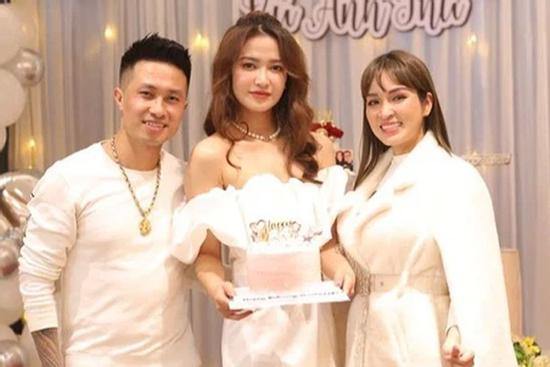 Gái xinh Yên Bái khoe bố mẹ siêu trẻ, ra đường toàn bị nhầm 3 anh em