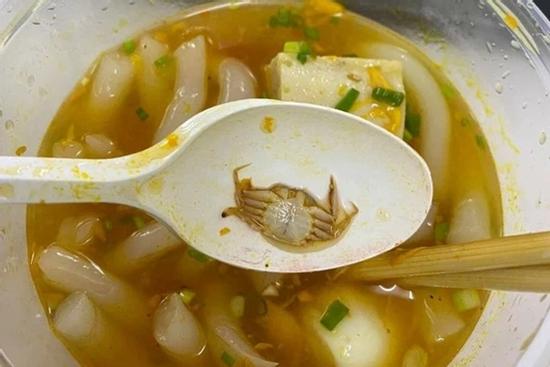 Cứ tưởng mình trúng mánh khi ăn bánh canh cua, nhìn kỹ lại mà 'tức cái lồng ngực'