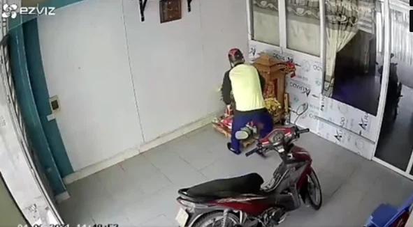 Clip: Check camera chủ nhà tức điên khi thấy tiền ở ban thờ thần tài biến mất-1