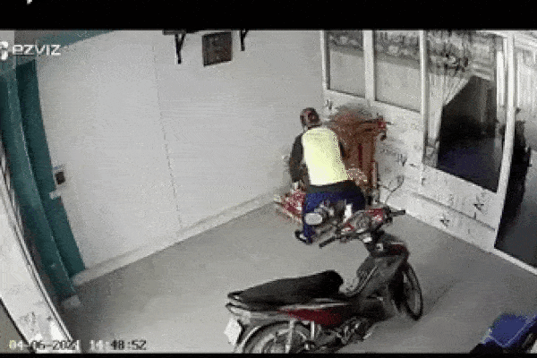 Clip: Nữ tài xế đạp nhầm chân ga tông vào 2 mẹ con, bé gái văng xa, nằm bất động-7