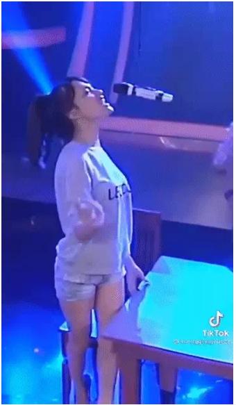 Hương Giang bất chấp tất cả, leo lên bàn bắt lấy micro để hát-2