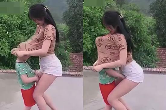 Cô gái gây tranh cãi kéo áo thun trùm lên đầu bé trai rồi ôm sát ngực