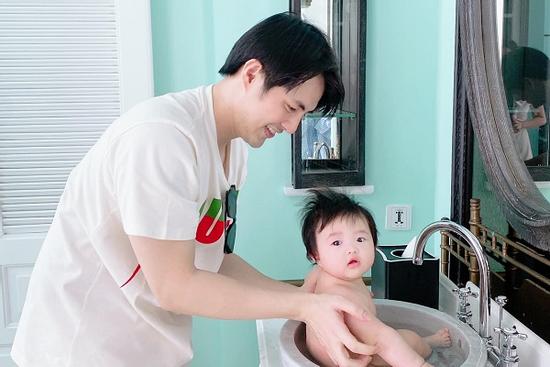 Ông Cao Thắng bị nghi lươn lẹo khi khoe ảnh 'mẹ vắng nhà'