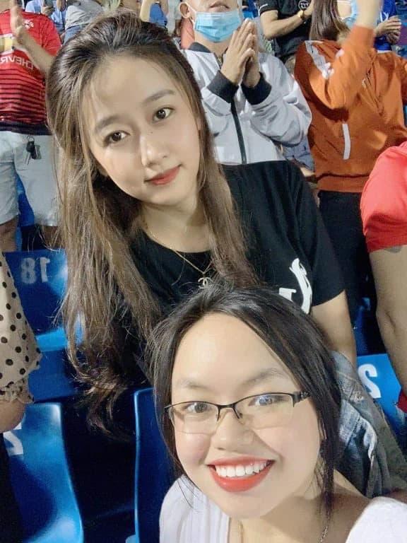 Ngồi trên khán đài xem bóng đá, nữ CĐV khiến dân tình sôi sục tìm info-3