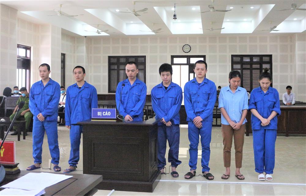 Tổ chức 14 người Trung Quốc ở chui đánh bạc, 2 cô gái chia nhau 18 năm tù-1