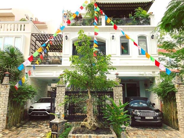 Ngắm biệt thự chật không còn chỗ để xe của Minh Nhựa và Mina Phạm-3
