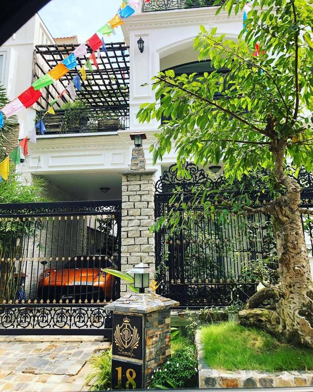 Ngắm biệt thự chật không còn chỗ để xe của Minh Nhựa và Mina Phạm-4