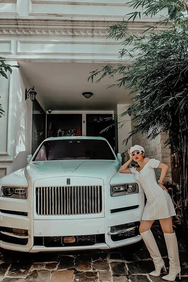 Ngắm biệt thự chật không còn chỗ để xe của Minh Nhựa và Mina Phạm-11