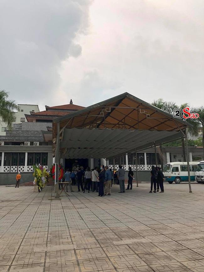 Tang lễ mẹ chồng Việt Hương: Xuân Bắc tới viếng, nghệ sĩ hải ngoại gửi vòng hoa-1