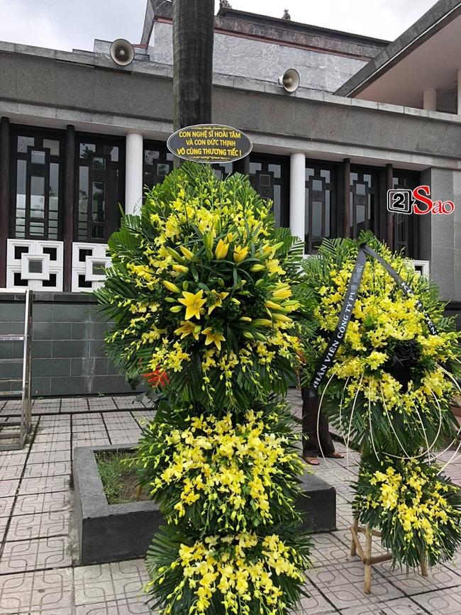 Tang lễ mẹ chồng Việt Hương: Xuân Bắc tới viếng, nghệ sĩ hải ngoại gửi vòng hoa-5