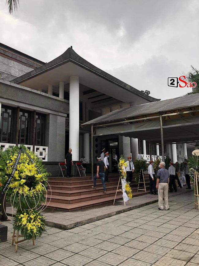 Tang lễ mẹ chồng Việt Hương: Xuân Bắc tới viếng, nghệ sĩ hải ngoại gửi vòng hoa-3