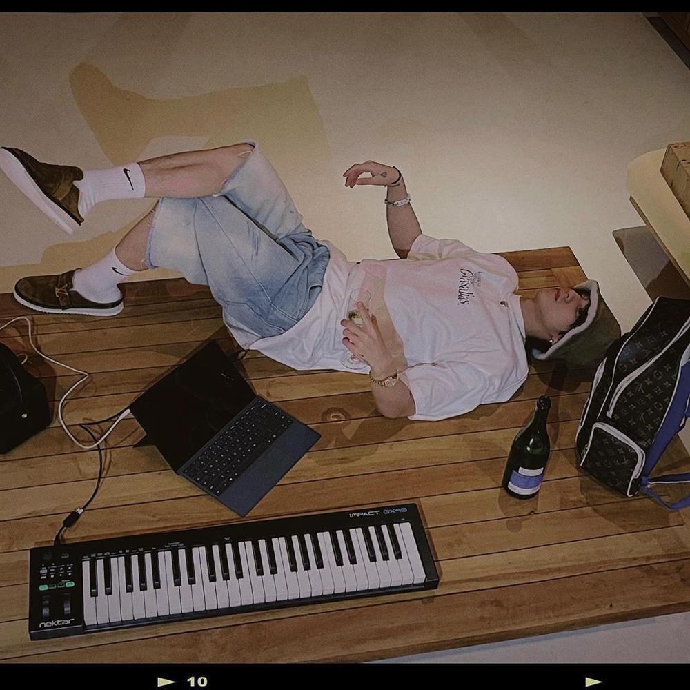 Sơn Tùng M-TP mặc quần mà y chang váy bồng lại còn xếp ly-8