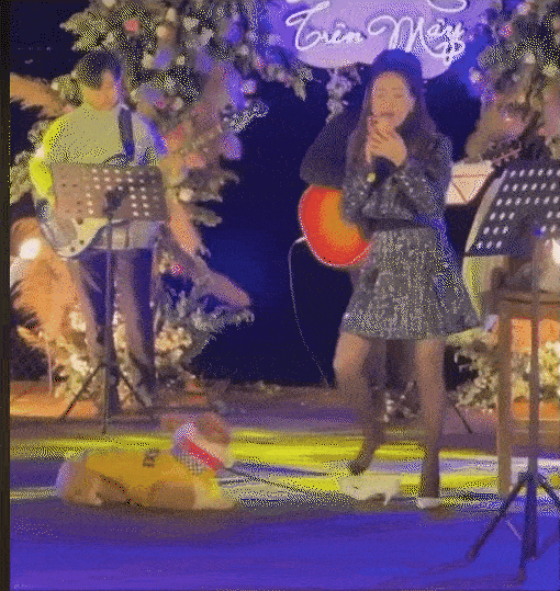 Hòa Minzy quờ quạng kém sang vì tuột giày trên sân khấu-1