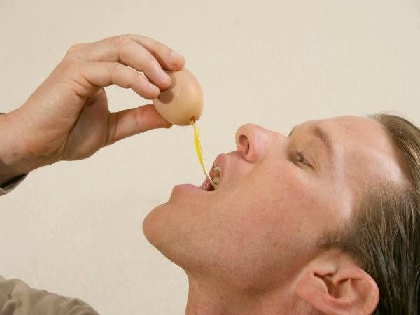 Xuất hiện clip lòng trắng trứng gà nghi nhiễm giun sán, chuyên gia nói gì?-3