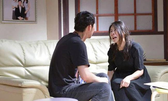 Vợ dốc sức chăm con riêng của chồng và cuộc điện thoại khiến cô ngã khụy-2