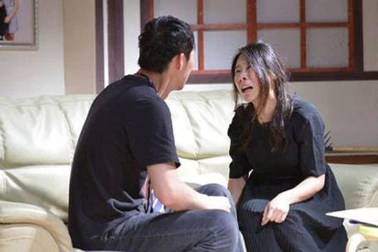 Vợ dốc sức chăm con riêng của chồng và cuộc điện thoại khiến cô ngã khụy