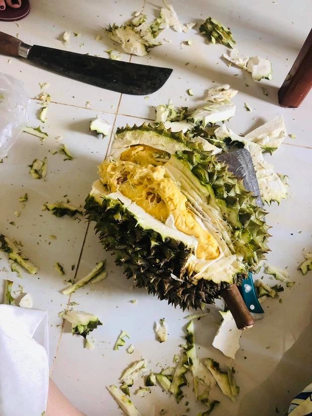 Cô gái up ảnh khoe được ăn sầu riêng, nhìn cách bổ mà tức muốn nội thương-2