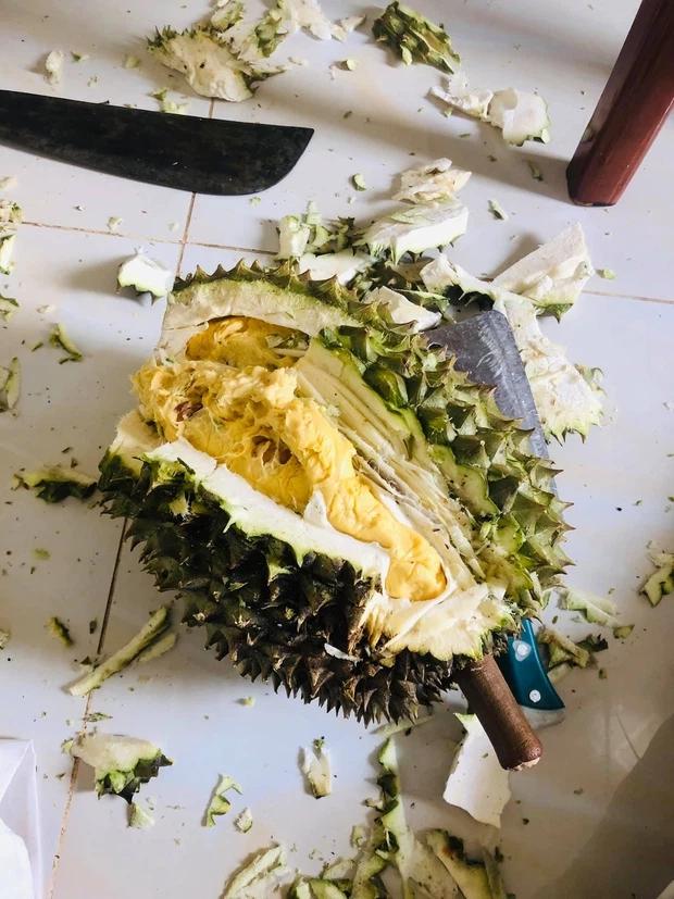 Cô gái up ảnh khoe được ăn sầu riêng, nhìn cách bổ mà tức muốn nội thương-3