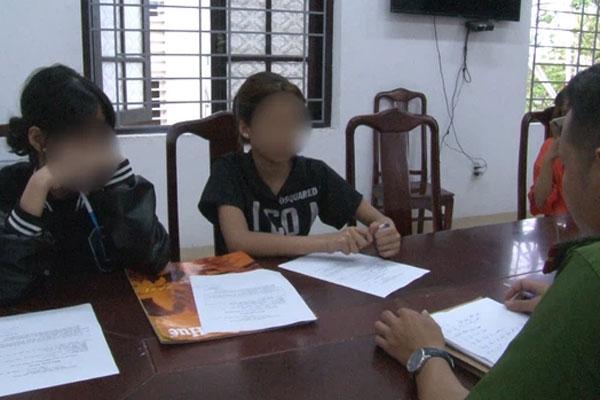 Nguyên nhân 2 thiếu nữ đánh nhau giữa phố trong tiếng cổ vũ bạn bè-1