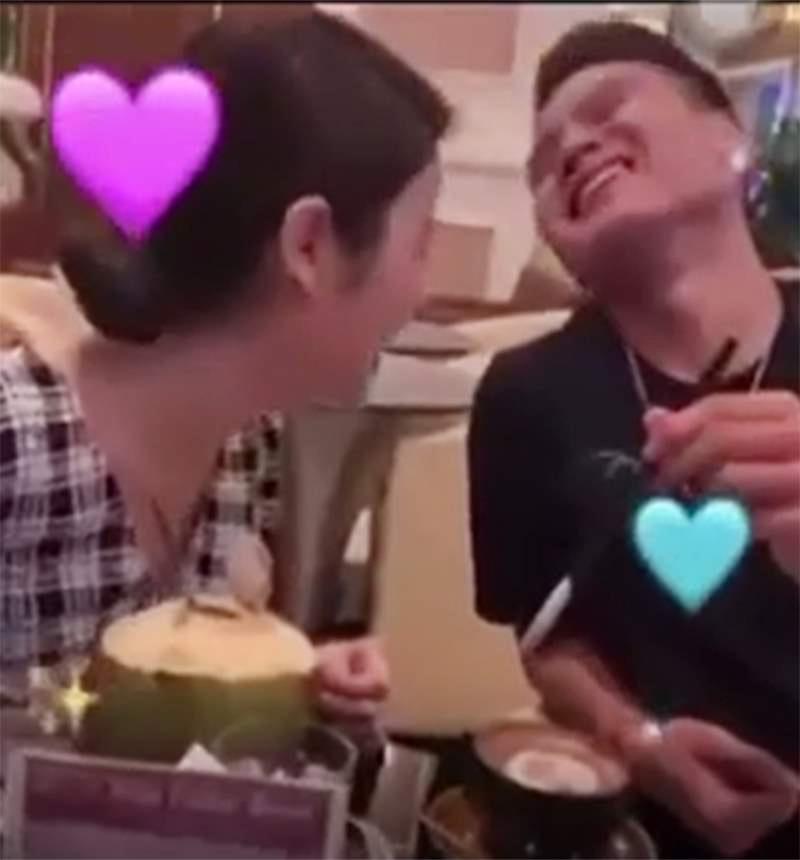 Tóm sống Quang Hải tình tứ trò chuyện bồ mới Chu Thanh Huyền-3