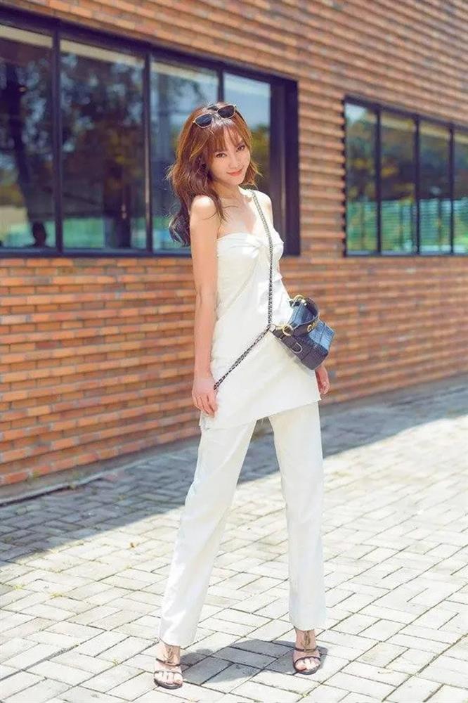 Đẳng cấp ngôi sao của Lan Ngọc, che nắng thôi cũng phải là kính và khăn chục triệu-15