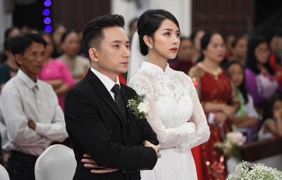 Lễ cưới của Phan Mạnh Quỳnh Khánh Vy mặc váy gợi cảm