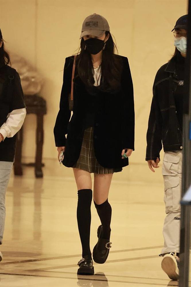 Diện váy ngắn, Dương Mịch lộ đôi chân khẳng khiu khó tin-2