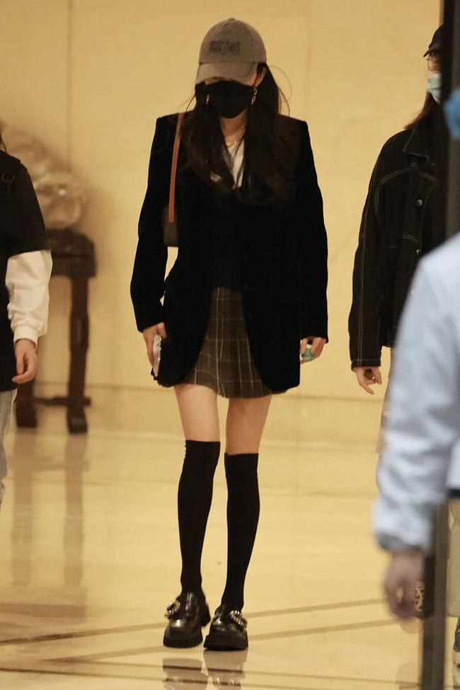 Diện váy ngắn, Dương Mịch lộ đôi chân khẳng khiu khó tin-3