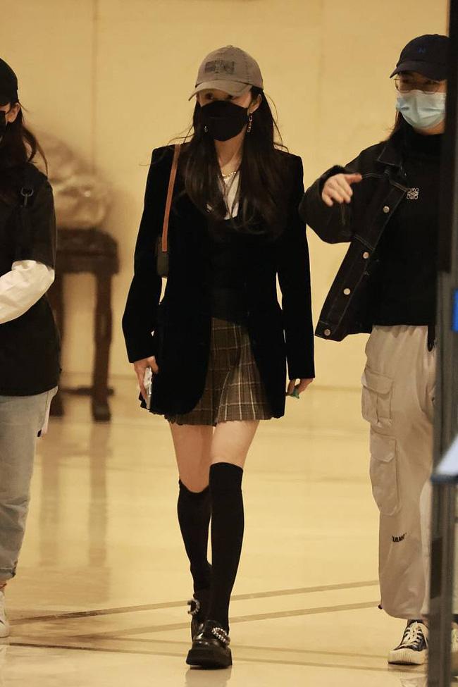 Diện váy ngắn, Dương Mịch lộ đôi chân khẳng khiu khó tin-4