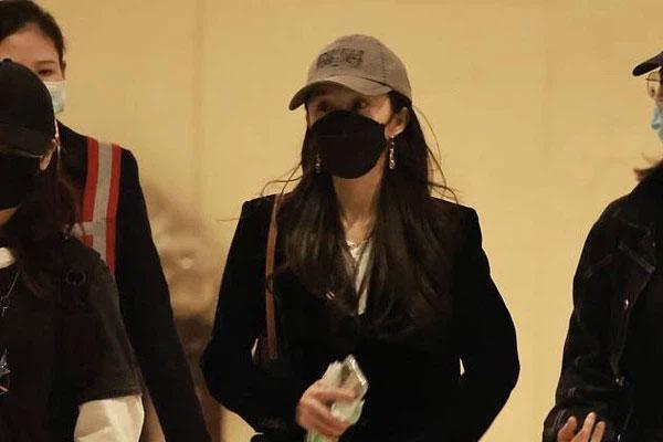 Dương Mịch xứng danh hệ phá cách, hết mặc váy đi cùng sneaker lại mix cùng dép nhựa-5