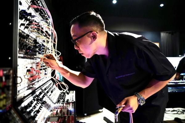 Bên trong phòng thu của Hoàng Touliver