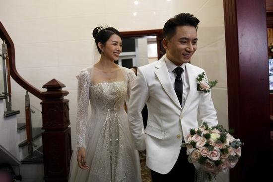 Vợ Phan Mạnh Quỳnh mặc váy cưới 87.5 triệu đồng