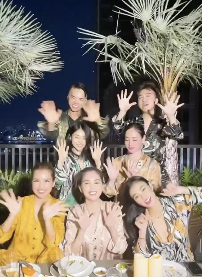 Muốn nhập hội bạn thân Ngọc Trinh: Nộp phí 1 tỷ, xinh mới duyệt đơn-3