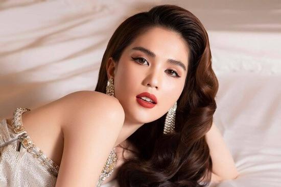Muốn nhập hội bạn thân Ngọc Trinh: Nộp phí 1 tỷ, xinh mới duyệt đơn