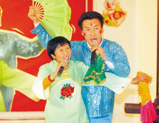 Phẫu thuật níu giữ chồng trẻ, cặp đôi bà cháu cách 33 tuổi vẫn đường ai nấy đi-2