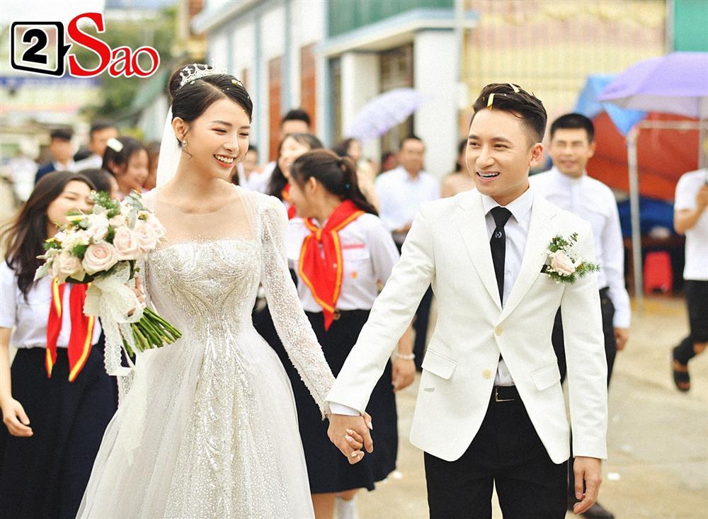 Vợ Phan Mạnh Quỳnh đeo vàng trĩu cổ trong tiệc cưới-1