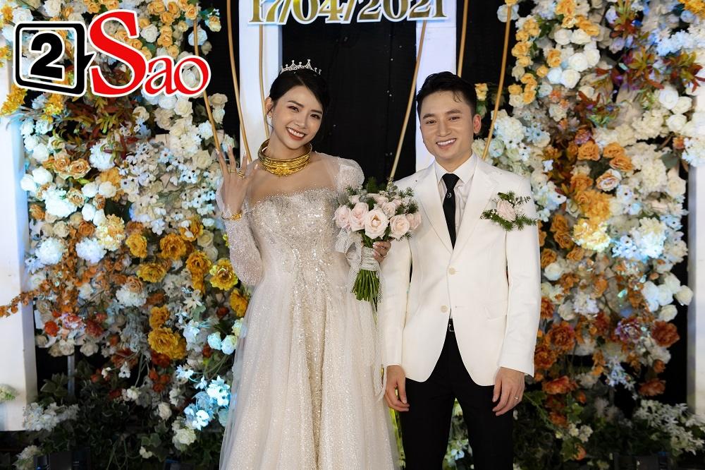 Vợ Phan Mạnh Quỳnh đeo vàng trĩu cổ trong tiệc cưới-9