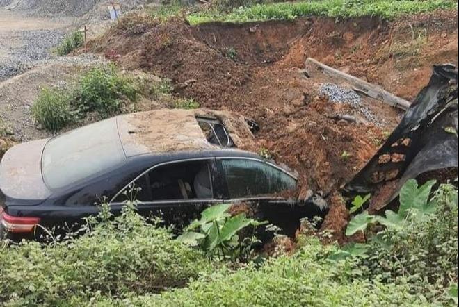 Nam công nhân lái máy xúc đổ cát dập lửa, cứu 3 người-1