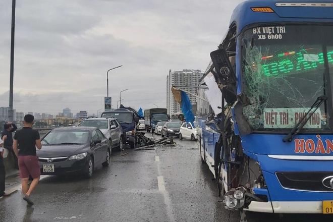 4 ôtô tông liên hoàn, cầu Thăng Long tắc cả 2 chiều-1