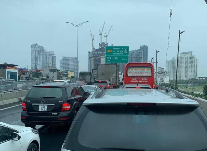 4 ôtô tông liên hoàn, cầu Thăng Long tắc cả 2 chiều-2