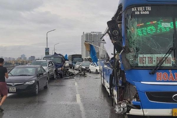 Hà Nội: Xe bán tải mất lái đâm liên hoàn 3 ô tô, 2 xe máy-11